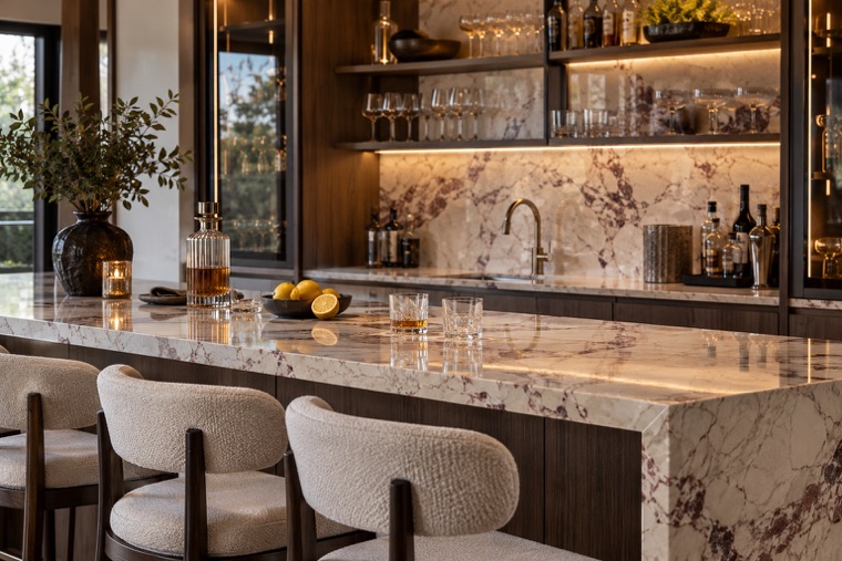 Bar counter and back wall in marble-look porcelain slab