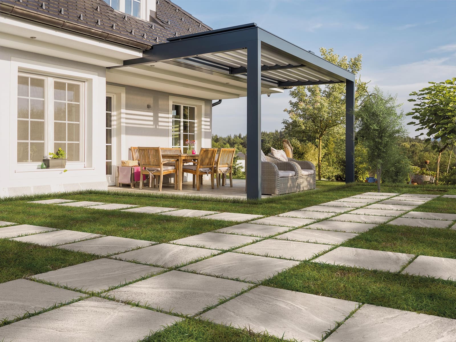 Covered outdoor dining terrace in 20 mm porcelain pavers